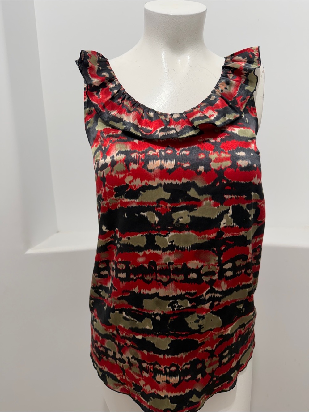 mac & jac Ruffled Scoop Neck Sleeveless Top in Red/Black Print Size L